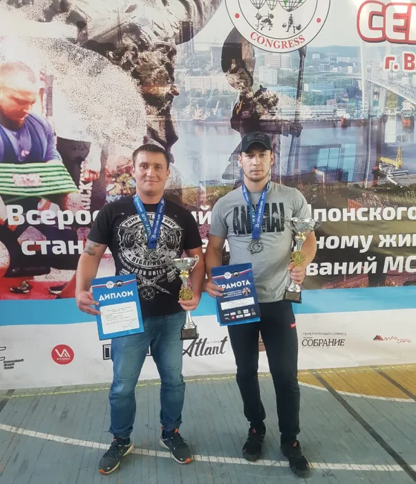 Фролов Никита. Мастер спорта по пауэрлифтингу. Обучался по профессии «Техник автомобильного транспорта». Абсолютный чемпион мастерского турнира «Приморский.png